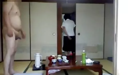 ورزش ها انگشت الاهه ازکون بر روی یک قرمز موستانگ