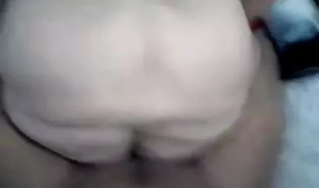 یک دختر ساده و با دقت ضربه کانال کون کوس خود را سگ