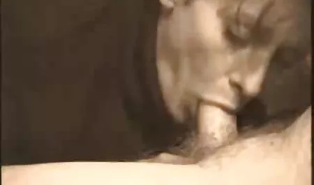 زنان برهنه, جوان بر روی کونهای کلان دوچرخه ثابت